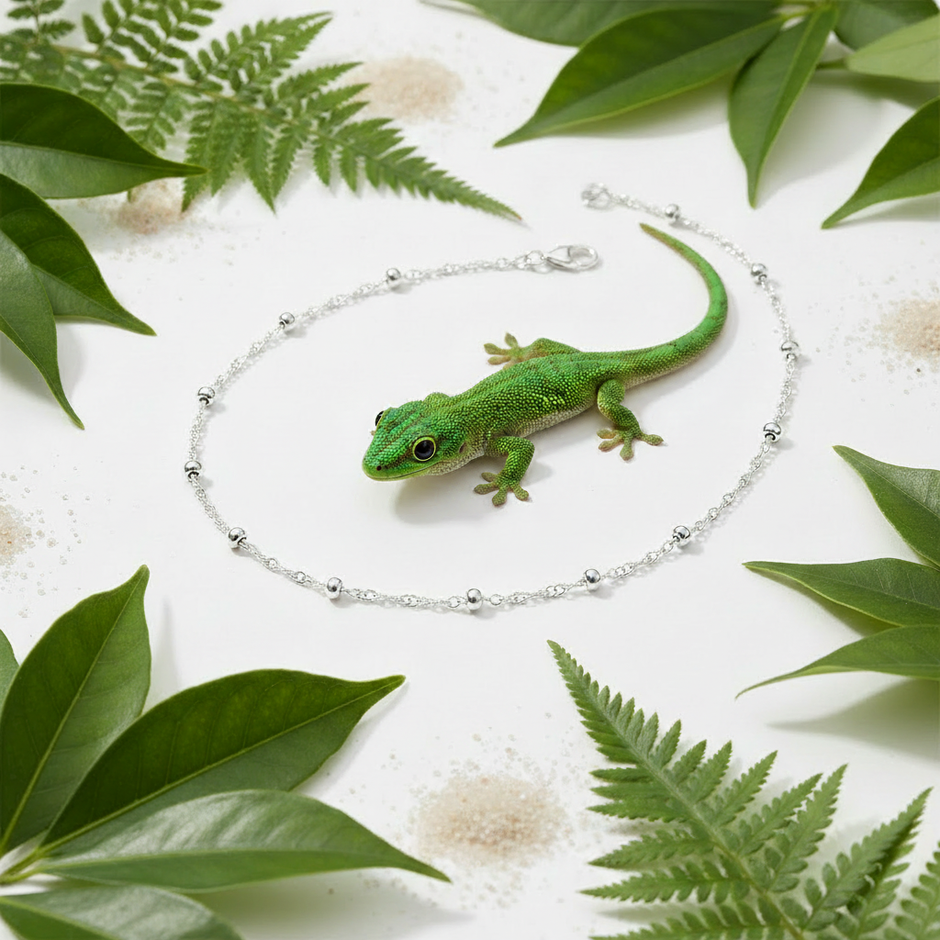 Anklet with realistic gecko, greenery and sand