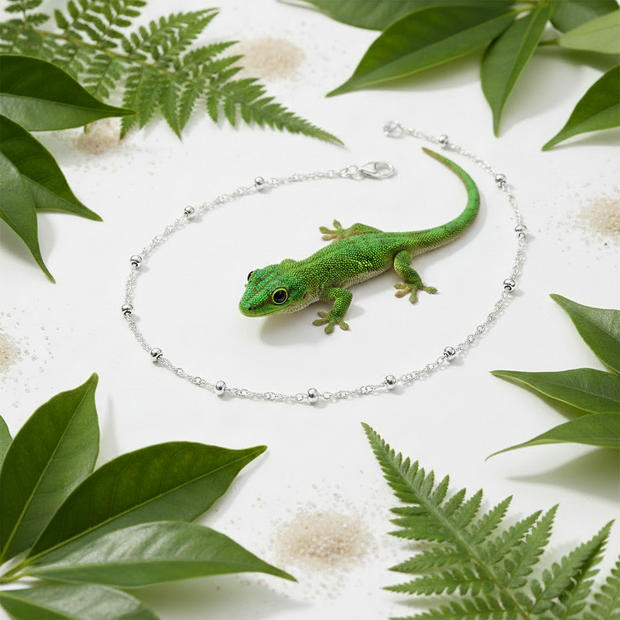 Anklet with realistic gecko, greenery and sand