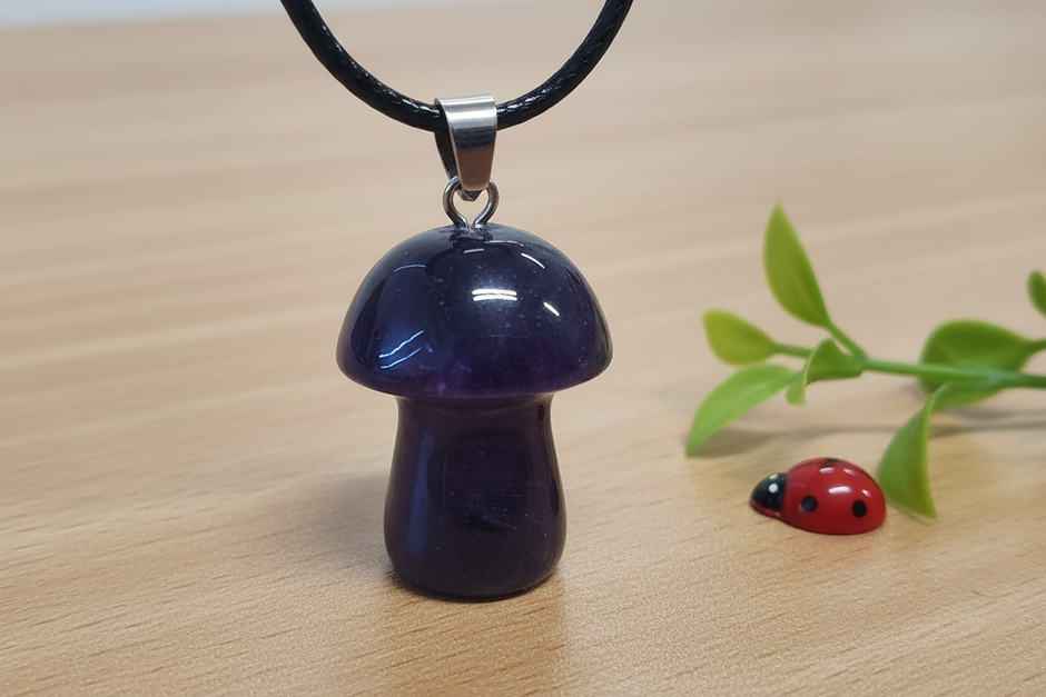 Dark Amethyst Mushroom Pendant – Wooden Surface
