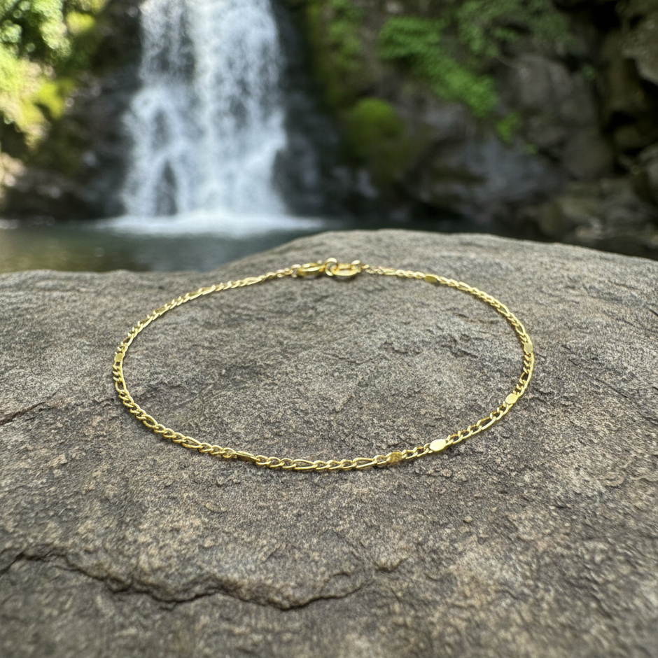 Gold bracelet with refined subtle sparkle and waterfall