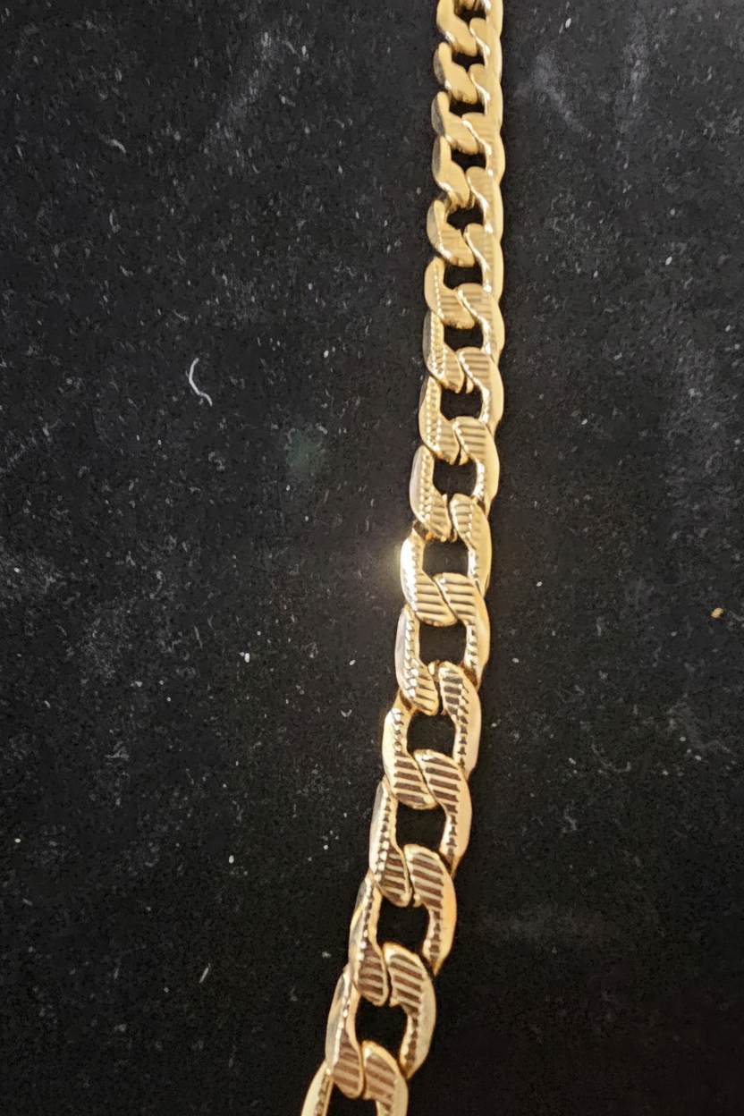 Gold Pattern Link Chain — Vertical Hang