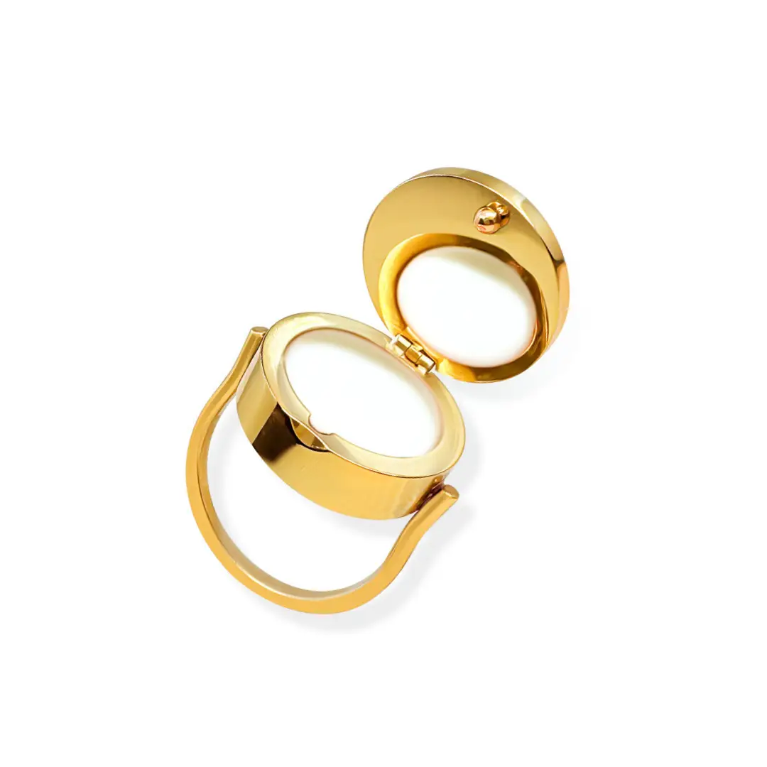 Bague en or 14 carats onyx noir avec baume à lèvres vanille
