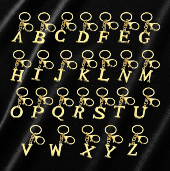 Schlüsselanhänger mit Anfangsbuchstaben aus goldfarbenem Titanstahl (A-Z)